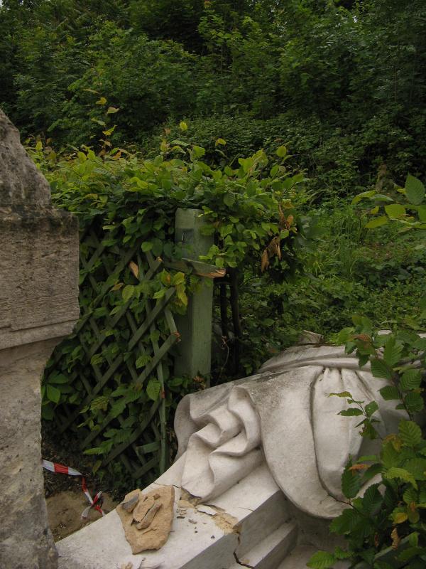 IMG_1565 Parc Saint Cloud - fallen statue