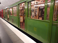  This train, from 1930, ran along the ligne 10 all day. The red car in the middle is the first class car.
